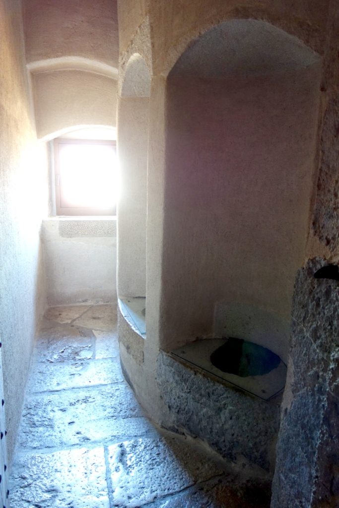 Двойные кабинки туалета замка Анесси