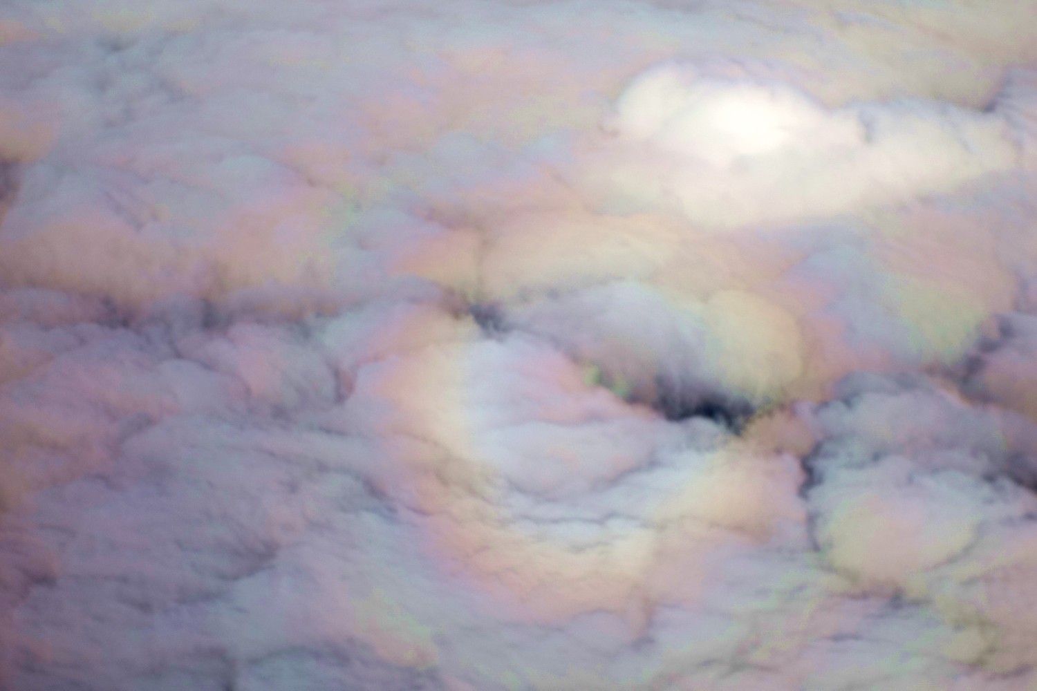 Круглая радуга на облаках с высоты самолёта (10000-12000м)