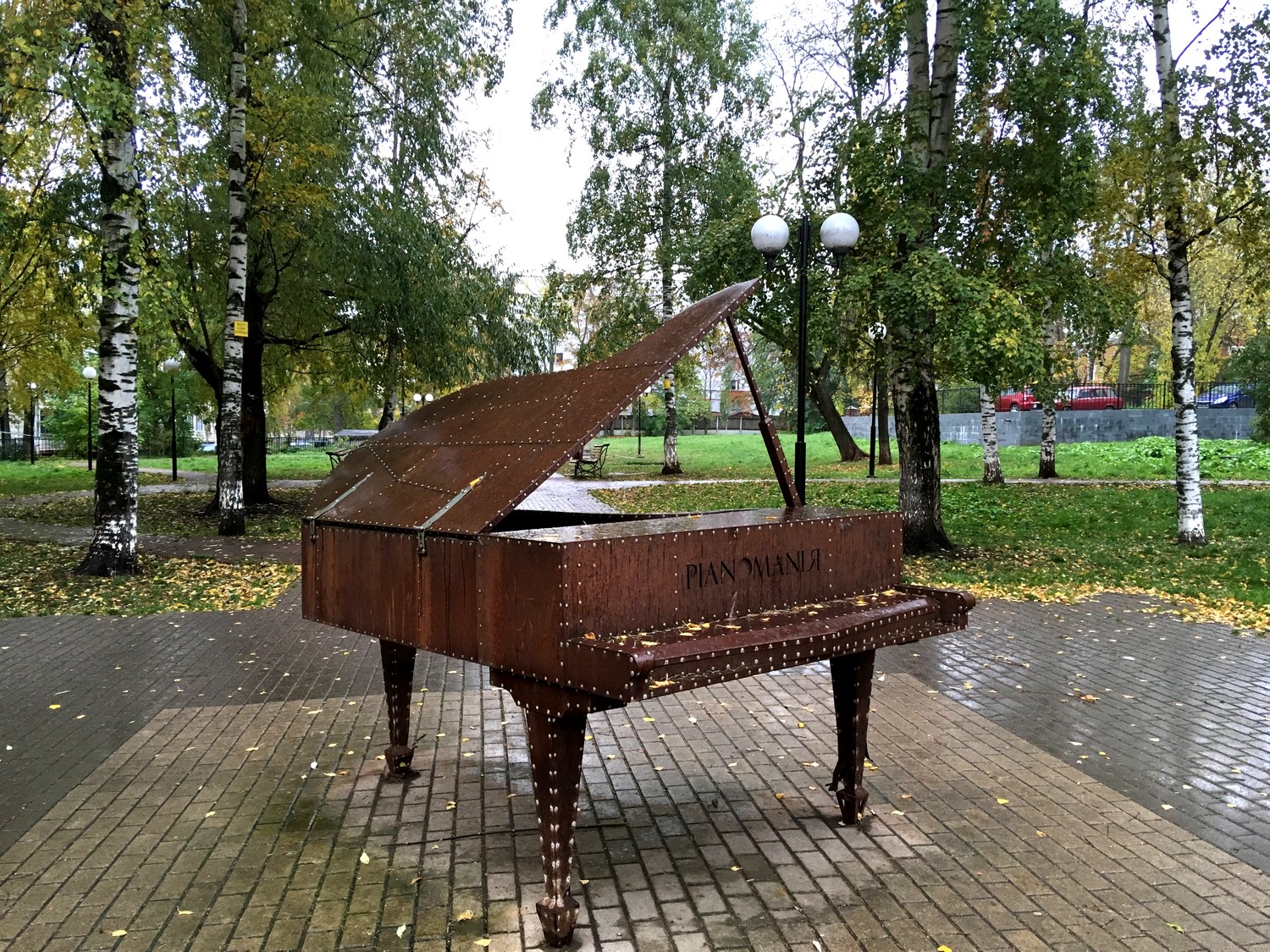 Инсталляция рояля на улице города (Киров)