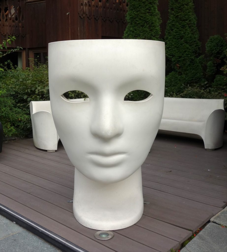Стул литой формы с «маской» Дарта Вейдера в Швейцарии