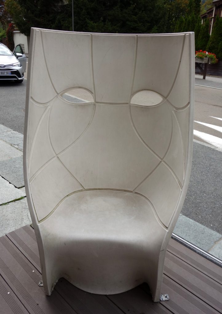 Стул литой формы с «маской» Дарта Вейдера в Швейцарии