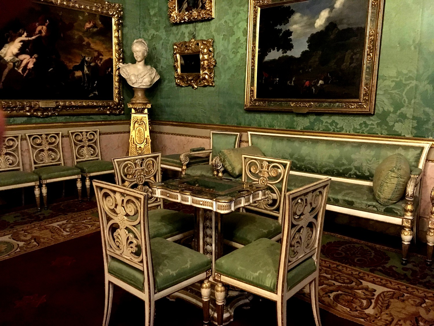 Стол и стулья в Палаццо питти