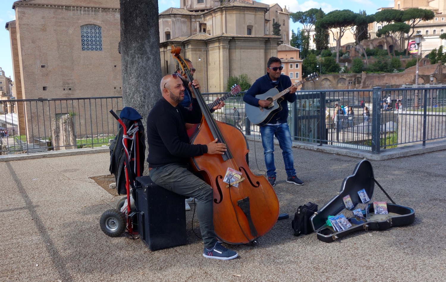 Уличные музыканты на улице Рима.