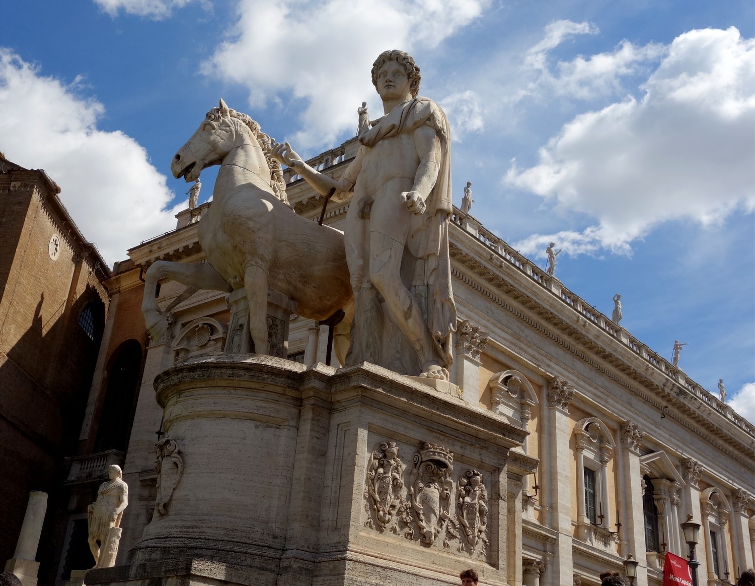 Рим статуи перед площадью Капитолия