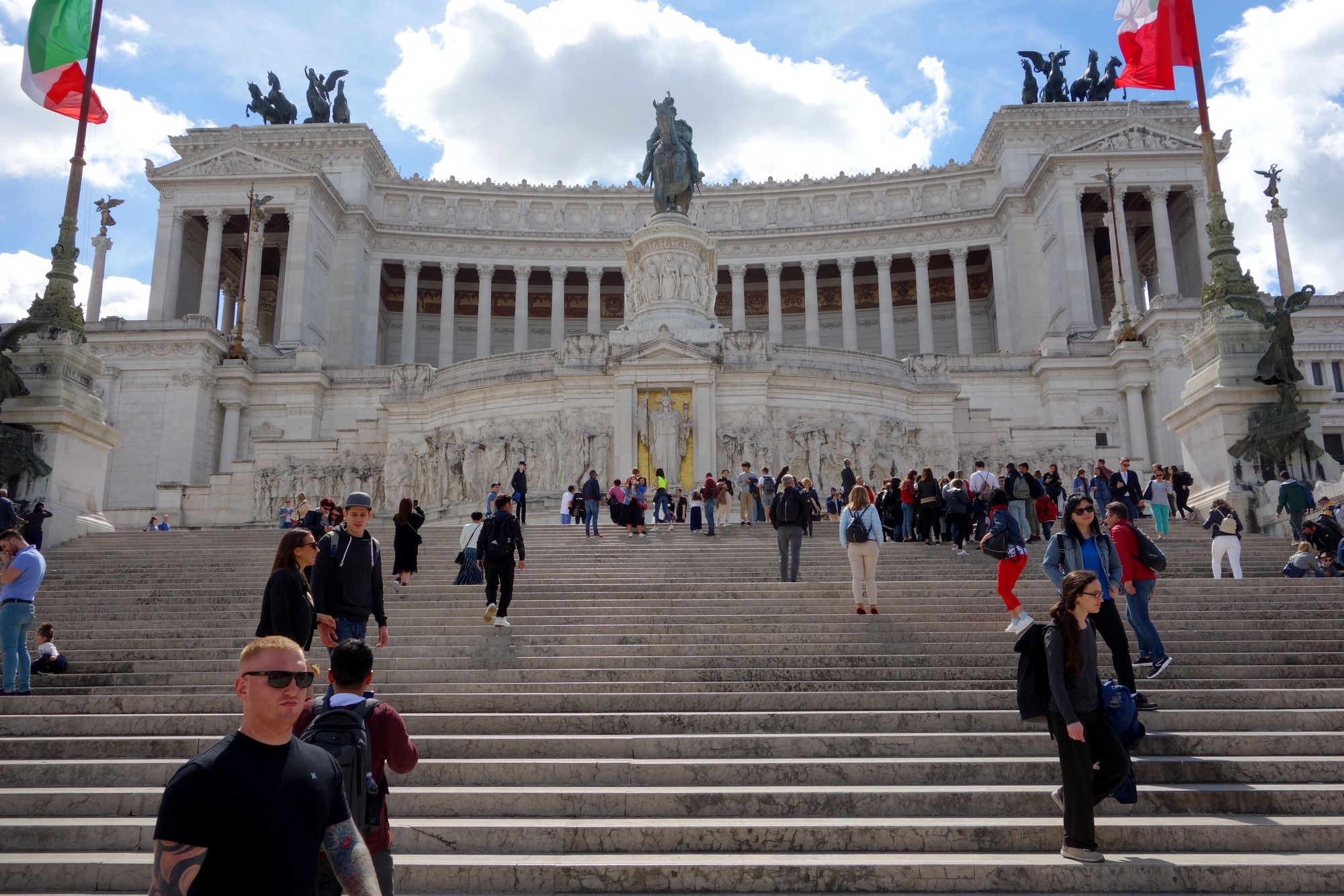 Монумент из белого мрамора  Виктору Эммануилу II (Витториано) в Риме