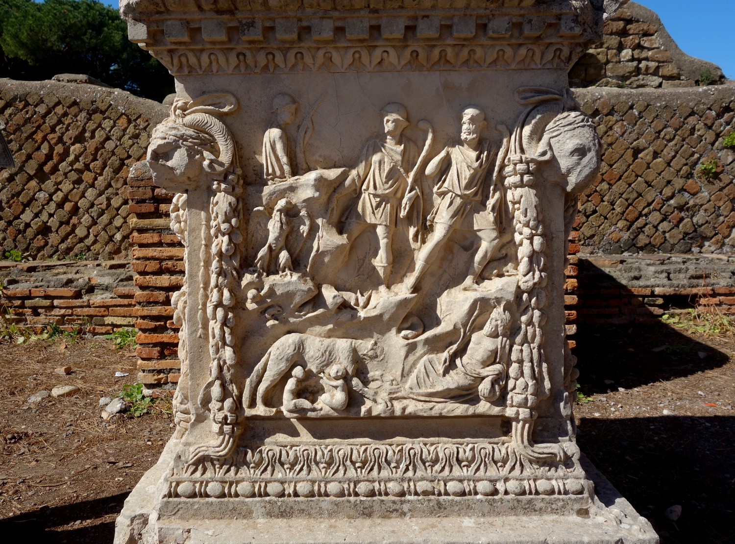 Античные барельефы в древнем городе Остия (Италия)