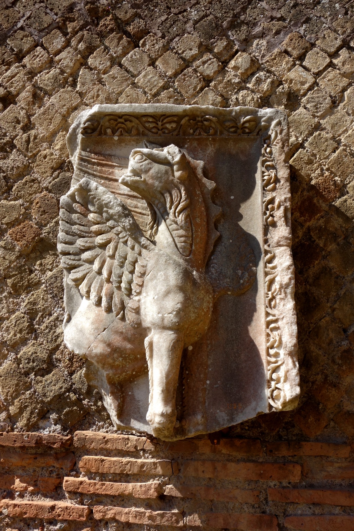 Барельефы на стенах в Древнем городе Остия