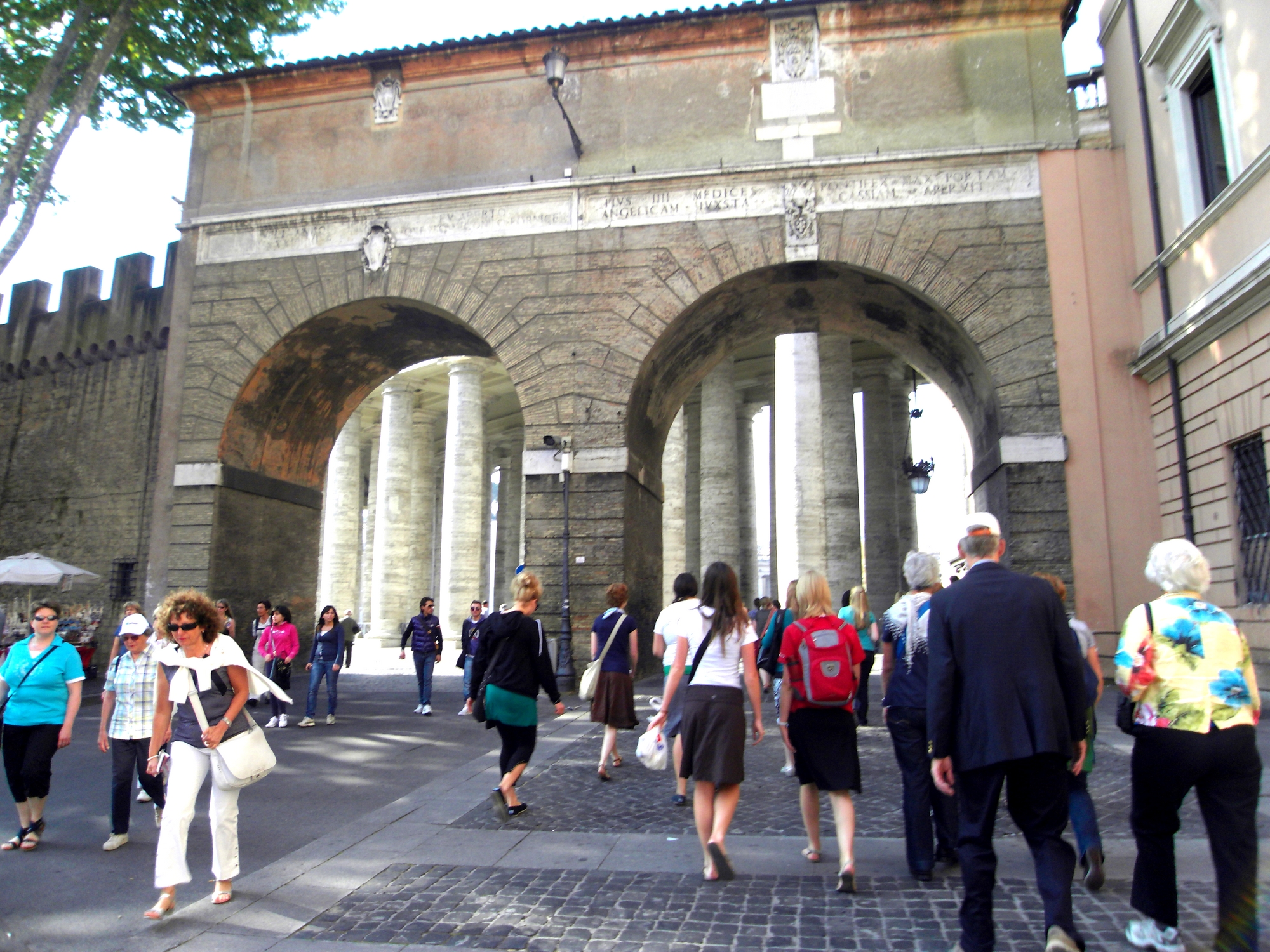 Ворота в Ватикан в Риме