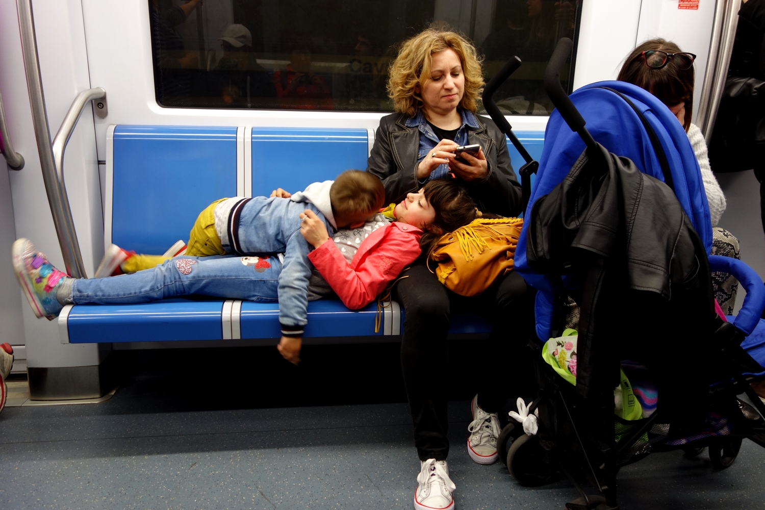 Дети в поезде Италии