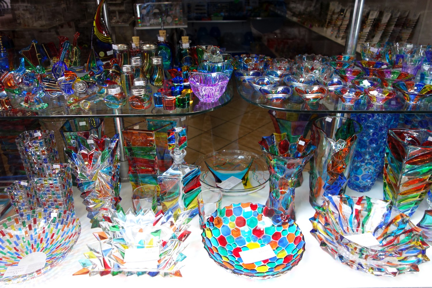Цветное стекло (посуда) на витрине в Италии