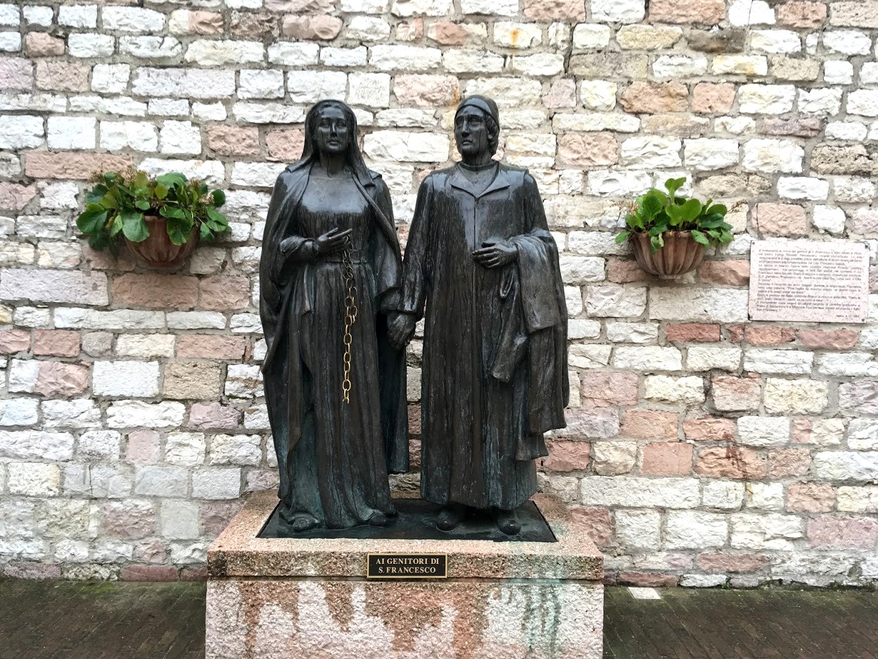 Статуи родителей Св. Франциска