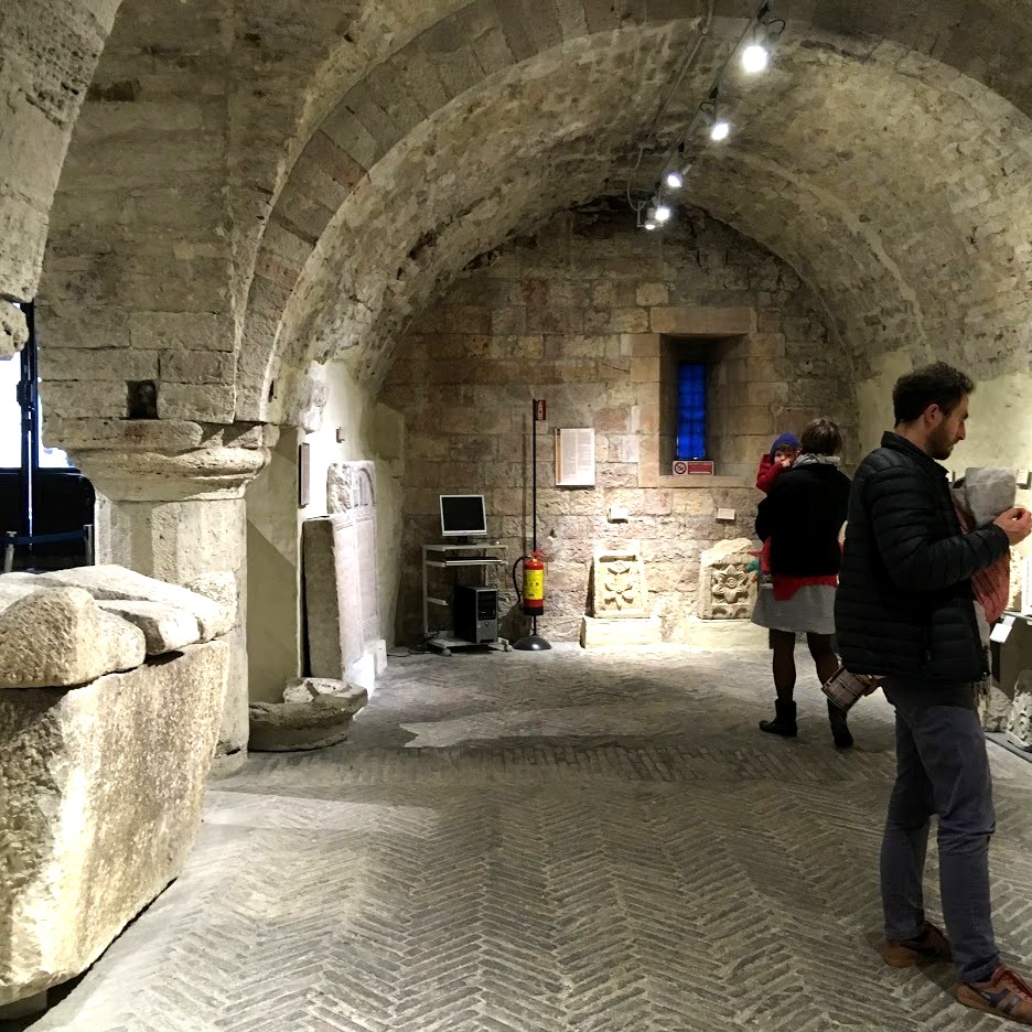 Археологический музей под храмом Минервы в Ассизи