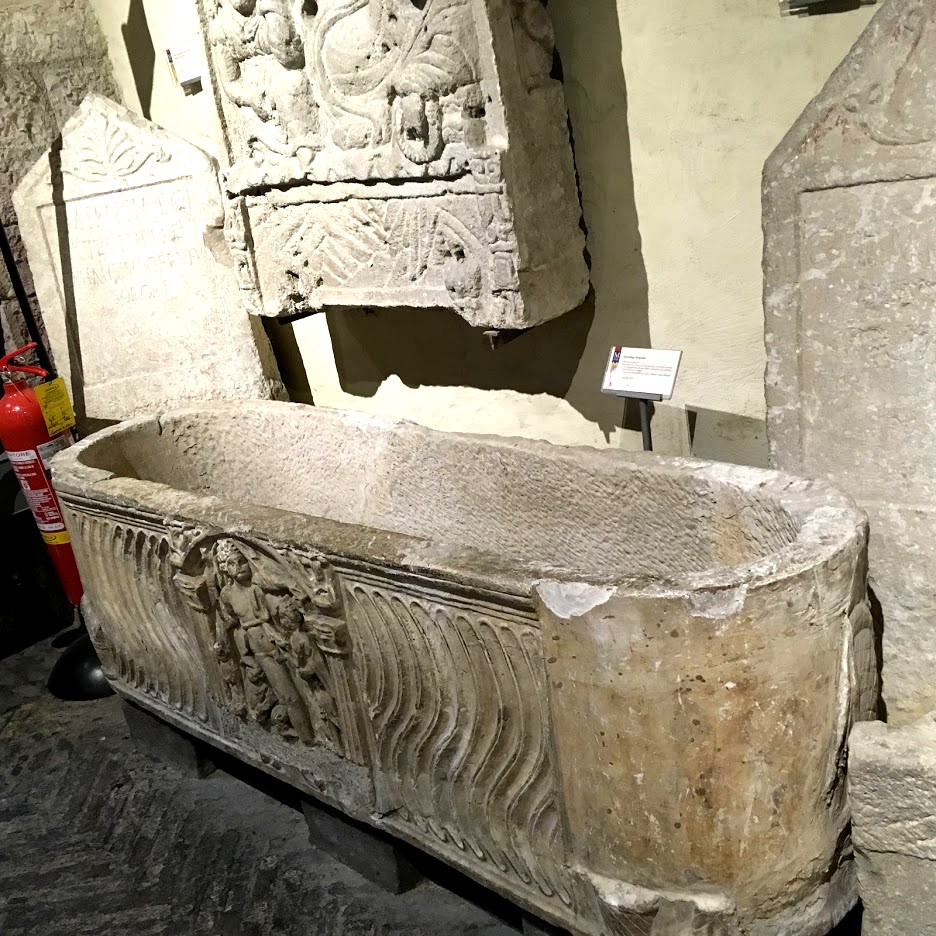 Древняя ванна в музее Ассизи