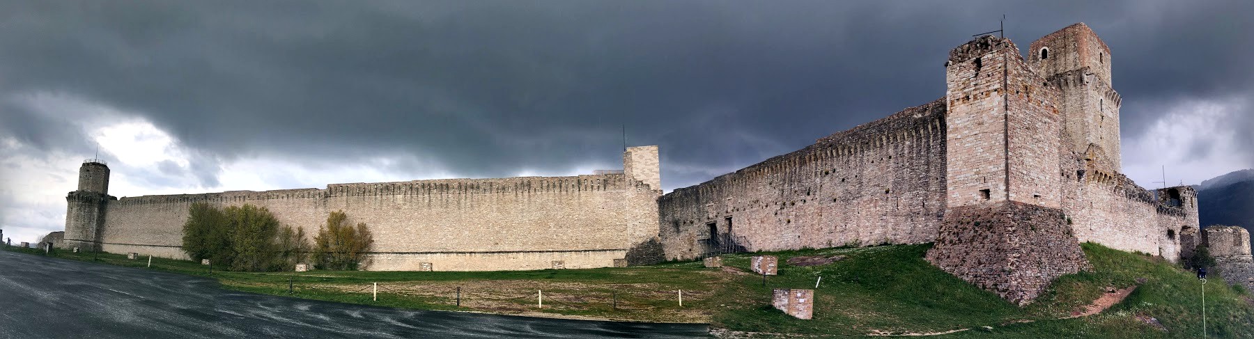 Крепость Рокка Маджоле в Ассизи