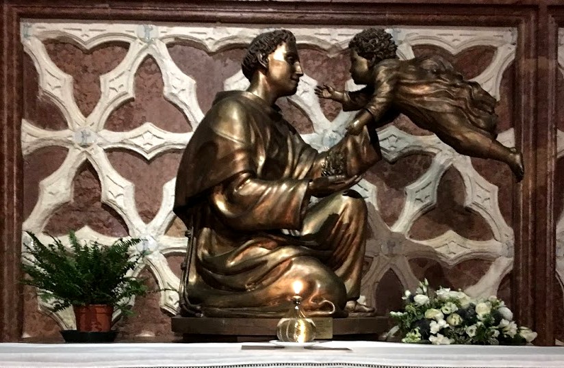 Франциск Азисский - барельеф в базилике Италии