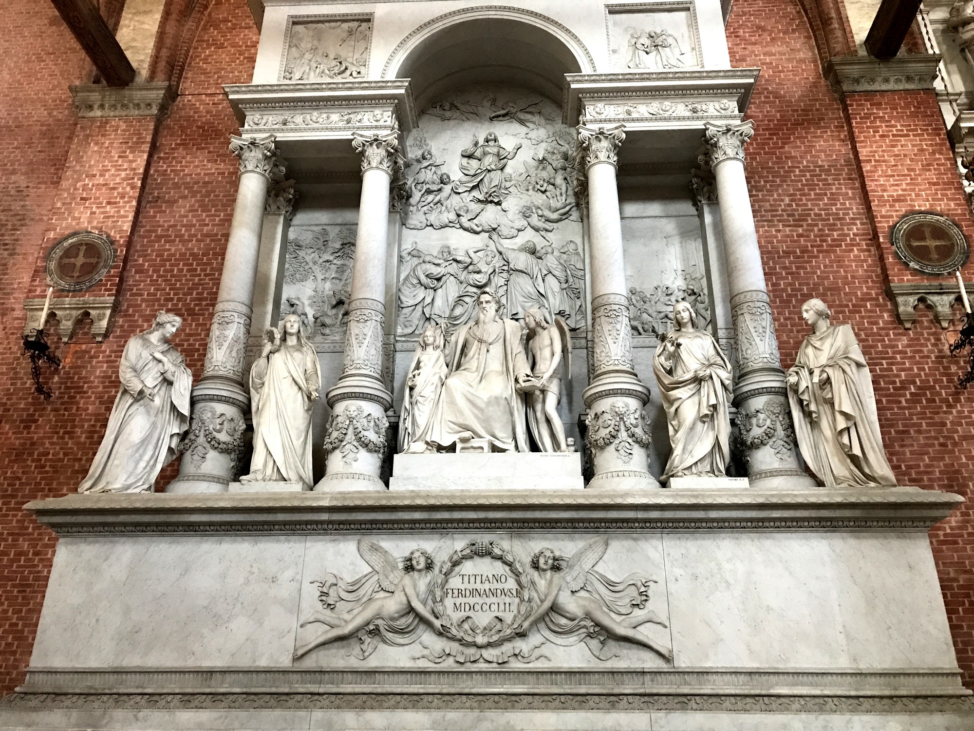Скульптурная композиция из ангелов, которые скорбят о великом художнике Тициане.