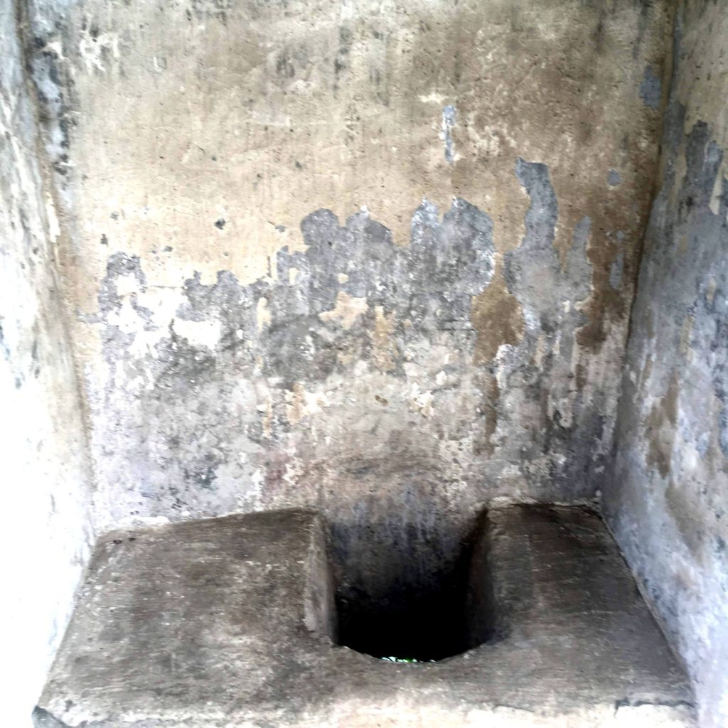 Замок Скалигеров - старинный туалет