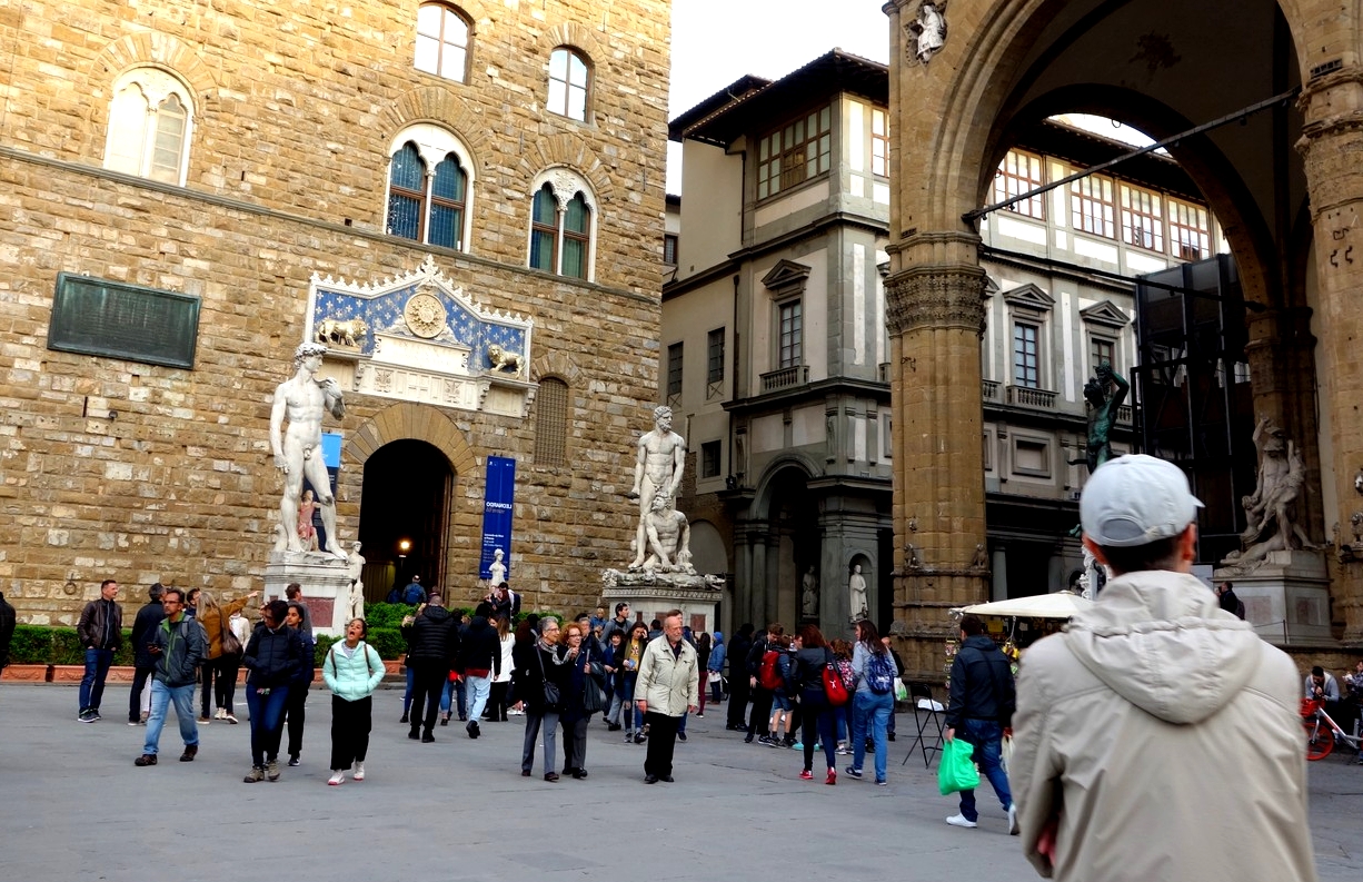 Статуя Давила на площпди Синьории в Флоренции