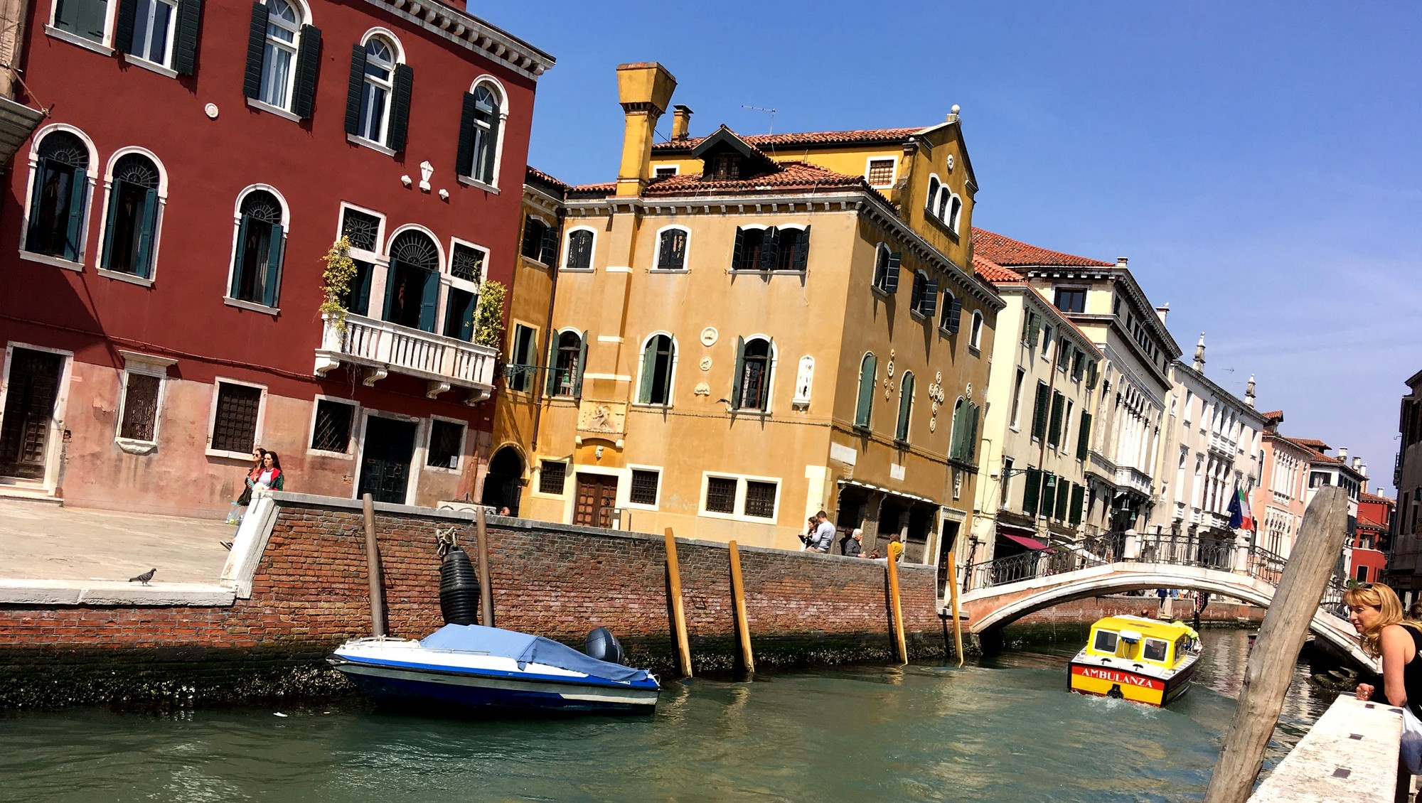 Венеция - скорая помощь на жёлтом катере