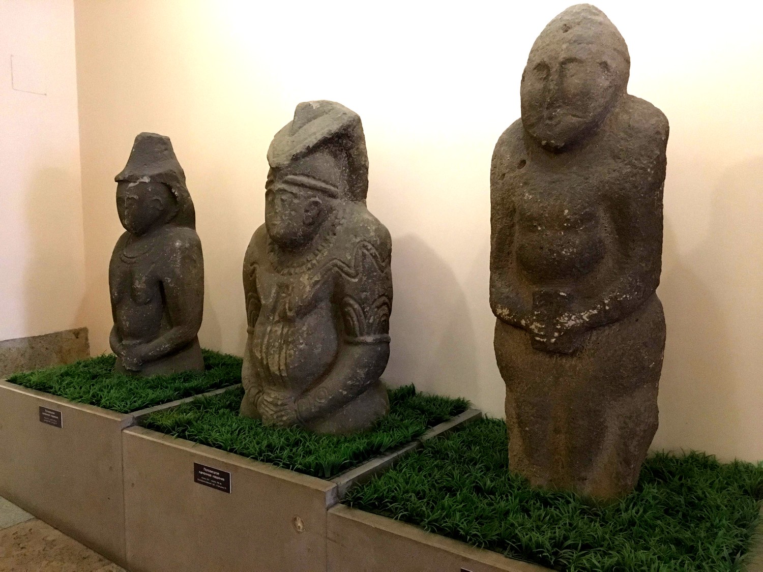 Каменные идолы в Историческом музее Москвы