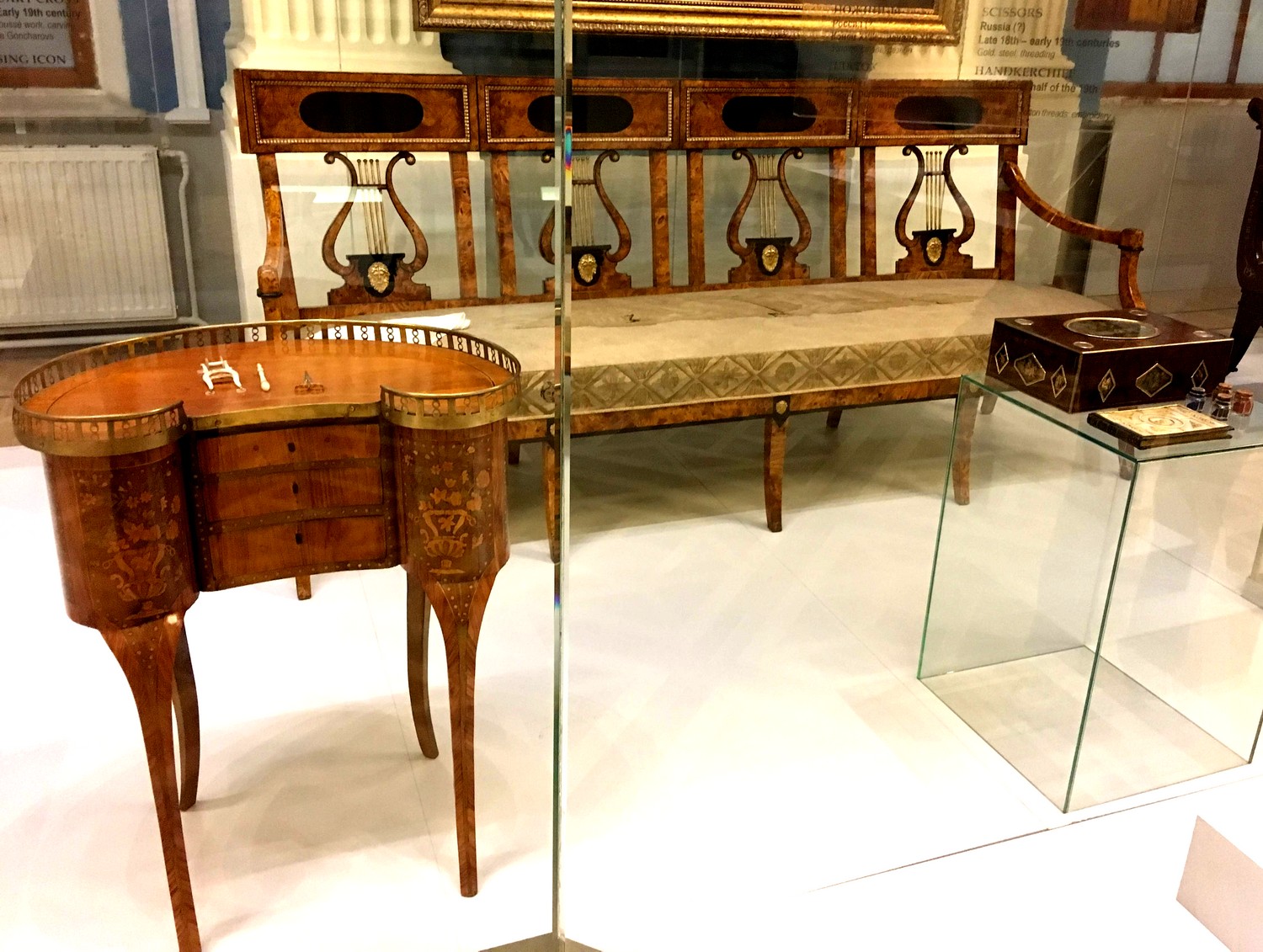 Мебель - диван и столик в Историческом музее