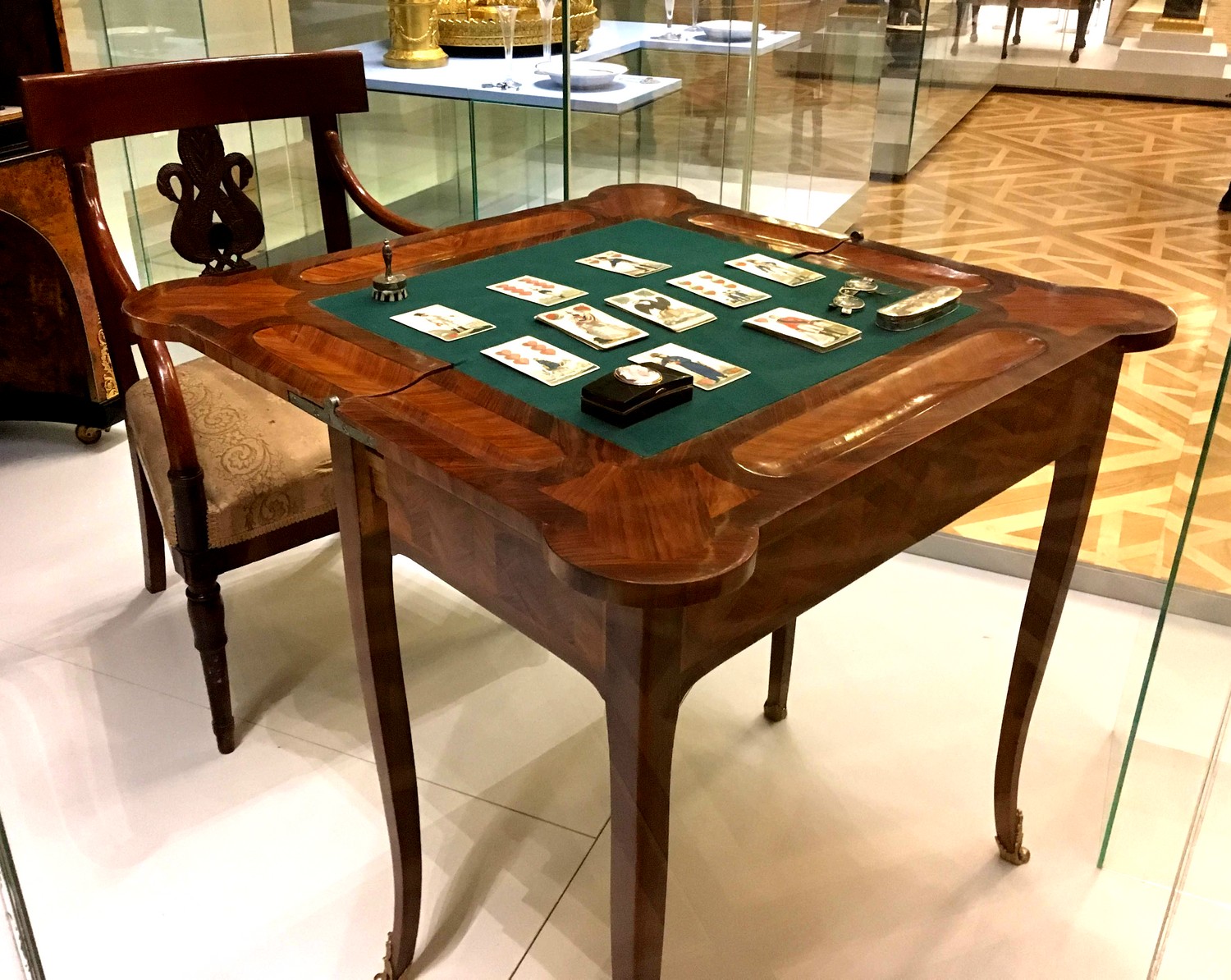 Карточный столик. Ломберный стол 19 век. Ломберный столик сукно 19 век. Старинный столик. Ломберный столик сукно.