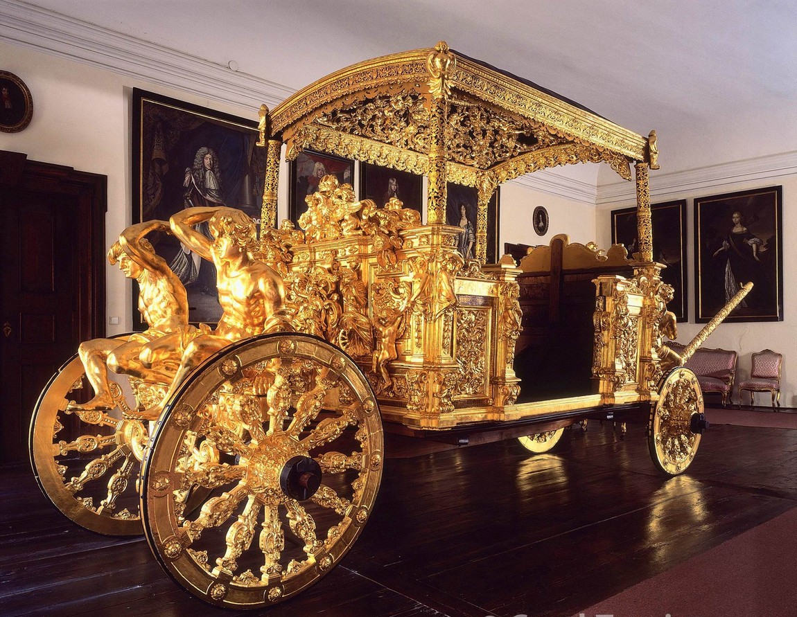Золотая карета, изготовленная в Риме. В ней привозили подарки для Римского папы. Чешский Крумлов.
