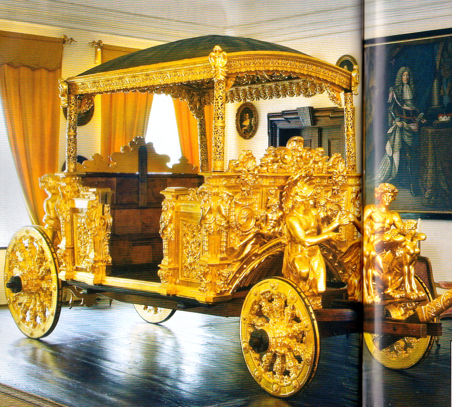 Золотая карета, изготовленная в Риме. В ней привозили подарки для Римского папы. Чешский Крумлов.