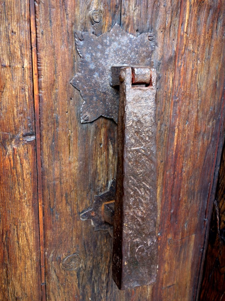 Кованная старинная дверная ручка в Италии
