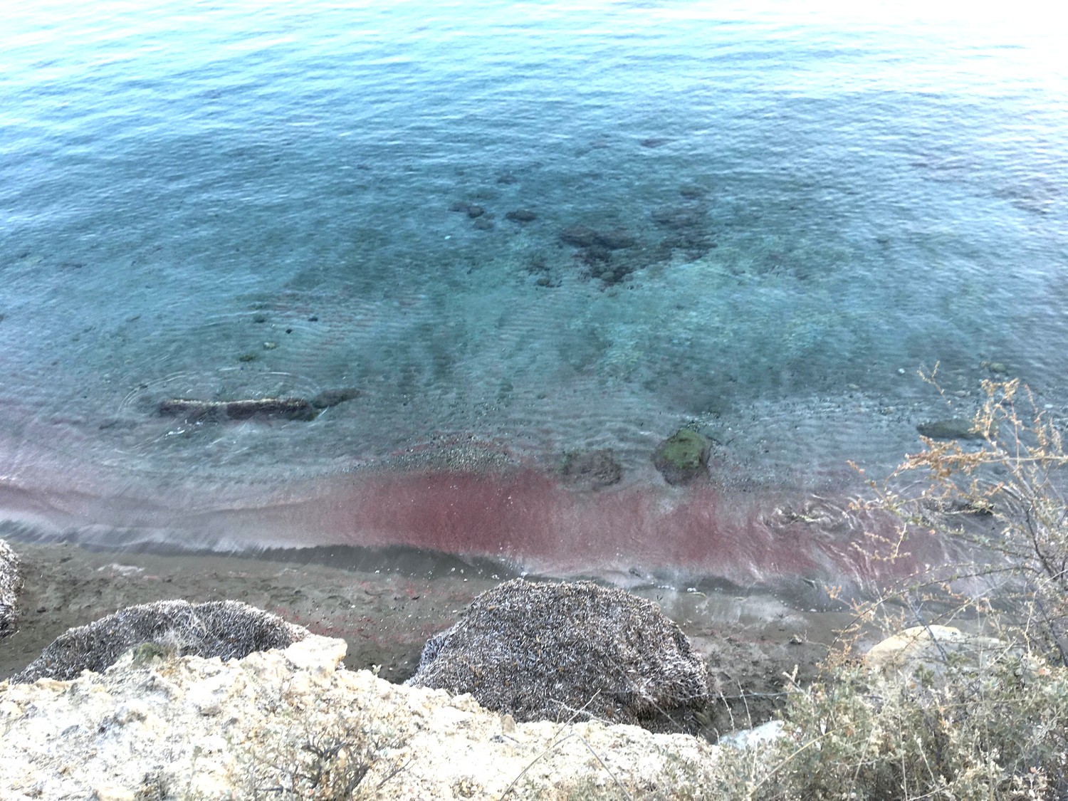 Красноватый прибой моря на Кипре