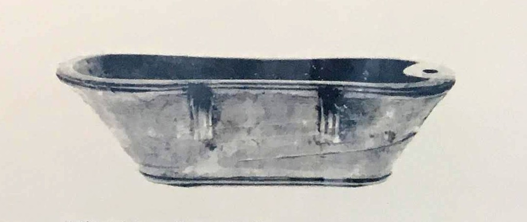 Изделия из  слоновой кости из Китиона. Имеет форму миниатюрной ванны; Возраст примерно 1200 г. до н.э. Высота 3,3 см, длина 11,7 см