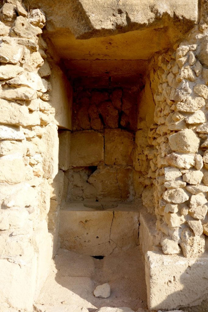Древний туалет - замок 40 колоннна Пафосе