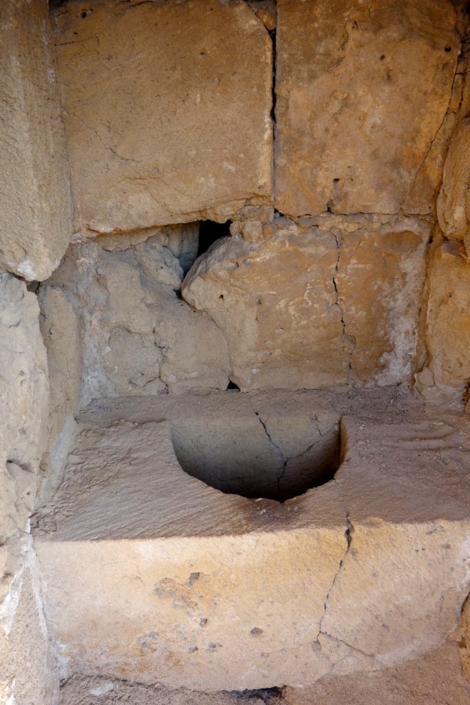 Древний туалет - замок 40 колоннна Пафосе