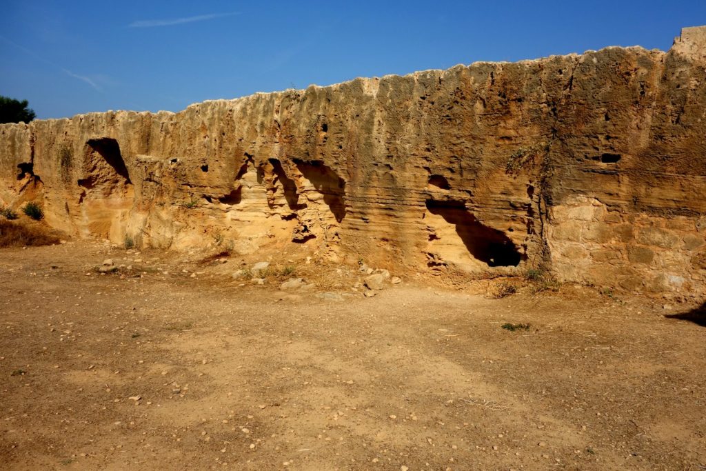 Отвесные стены среди равнины на Кипре