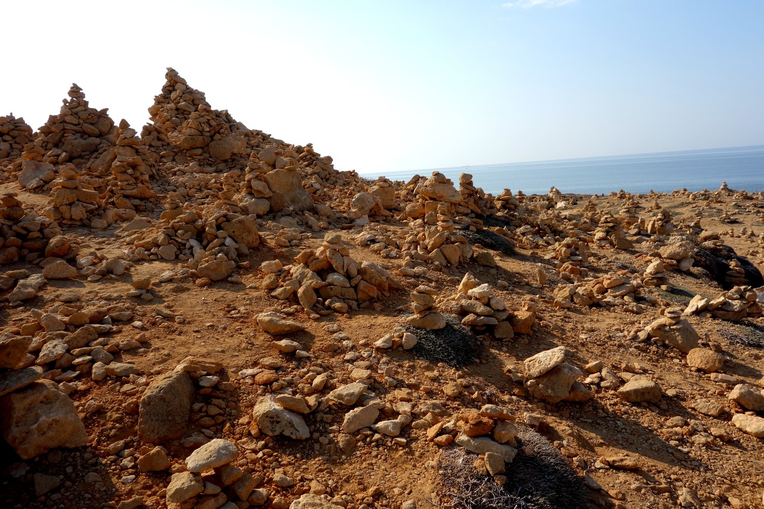 Каменные пирамидки у моря в Пафосе