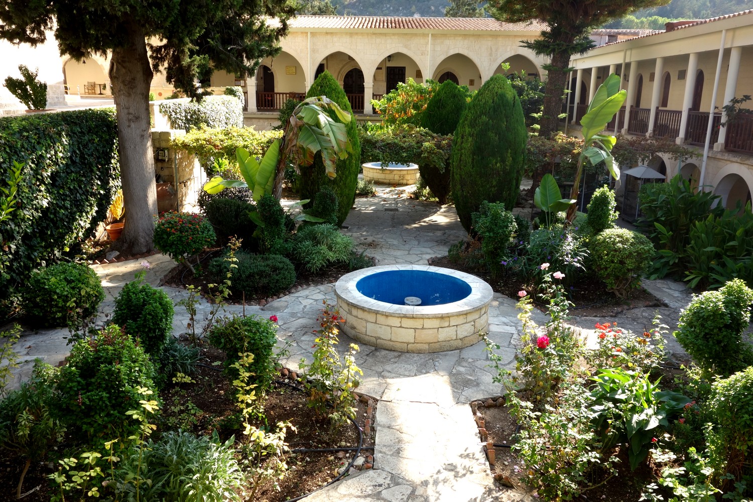 Внутренний сад в монастыре Неофита