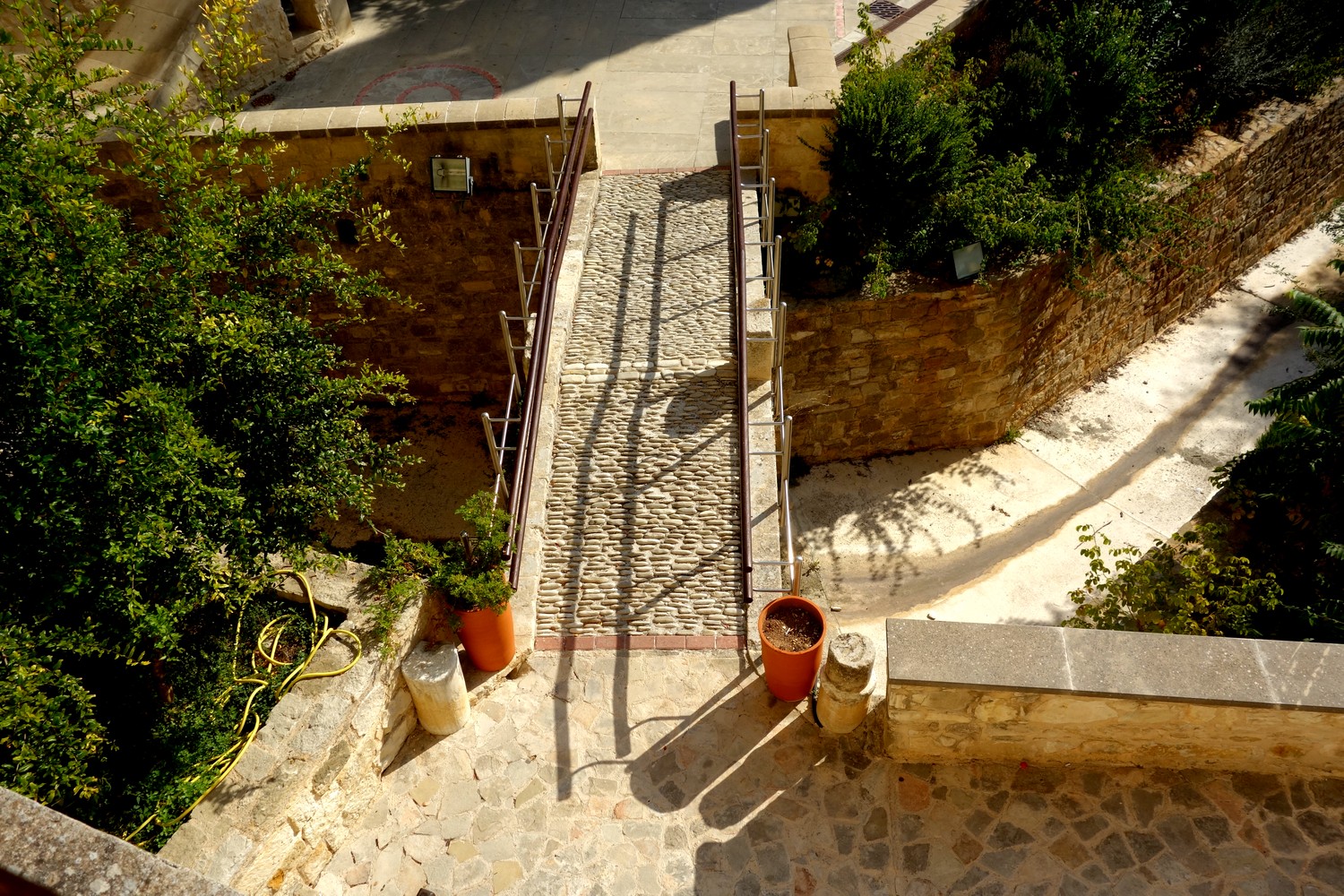 Монастырь Св. Неофита на Кипре - мост к монастырю
