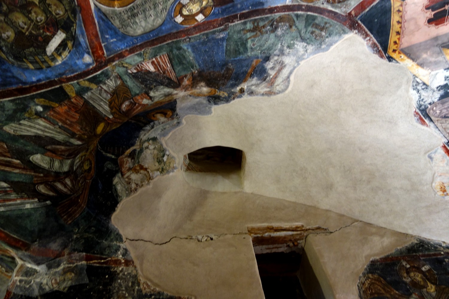 Монастырь Св. Неофита на Кипре - лаз в потолке кельи