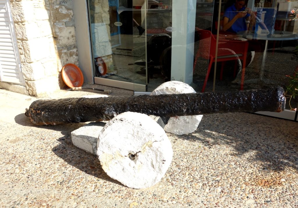 Старинная пушка на каменных колёсах в Пафосе