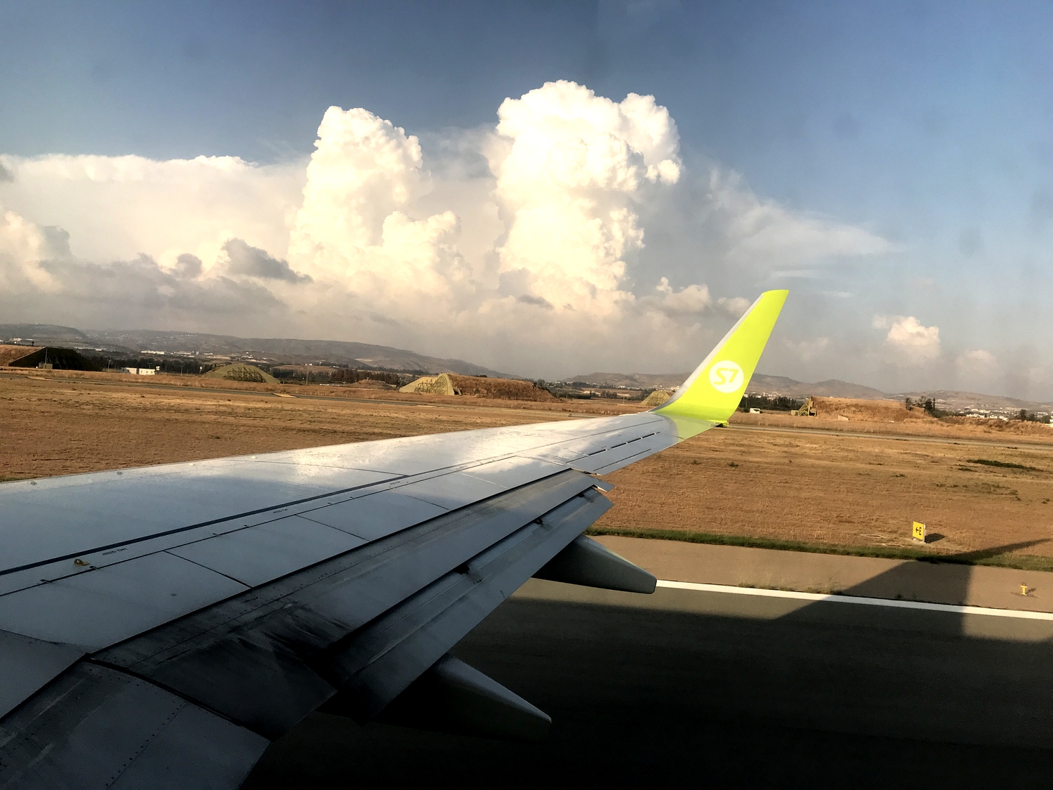 Самолёт в аэропорту на Кипре в Пафосе