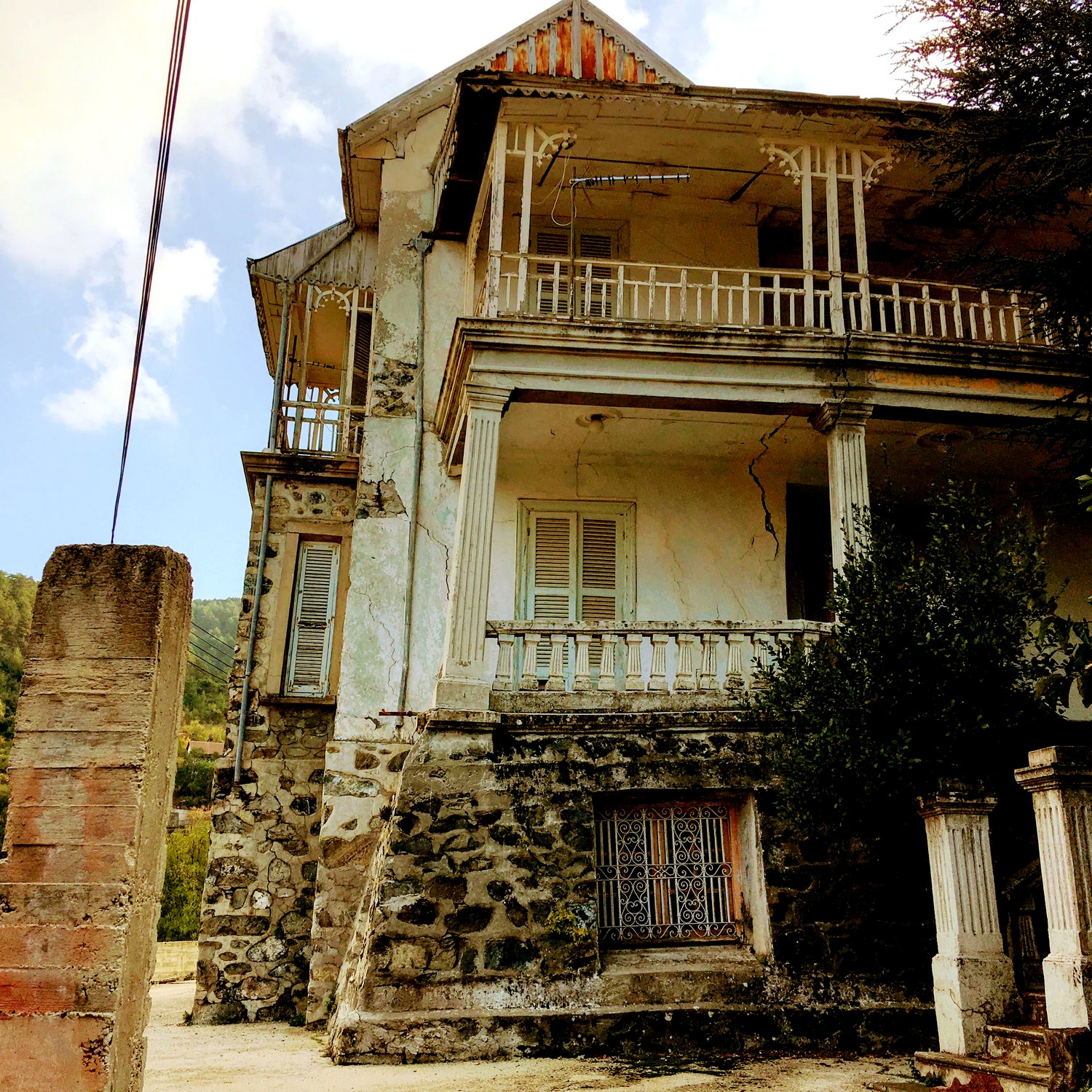 Заброшенный аристократический дом в Педуласе