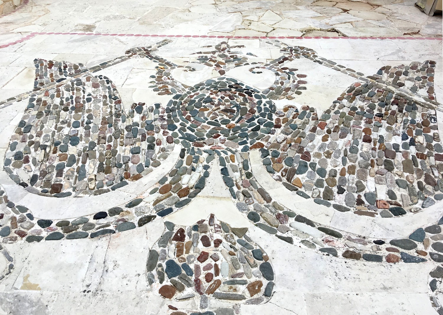 Мозаичное панно из гравия (Кипр)