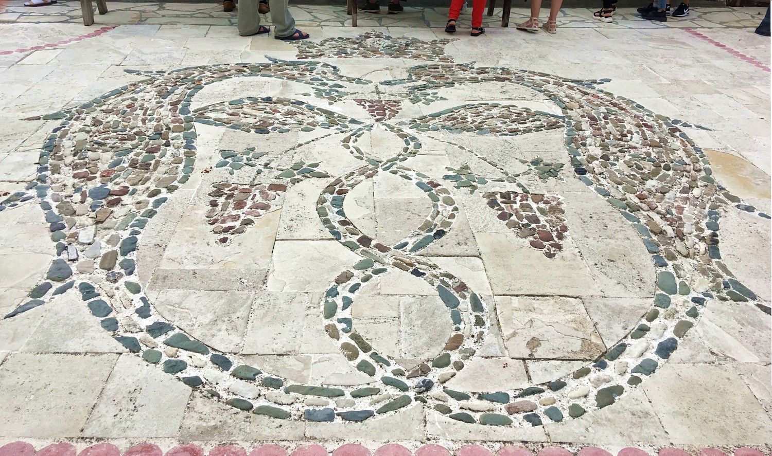 Мозаичное панно из гравия (Кипр)