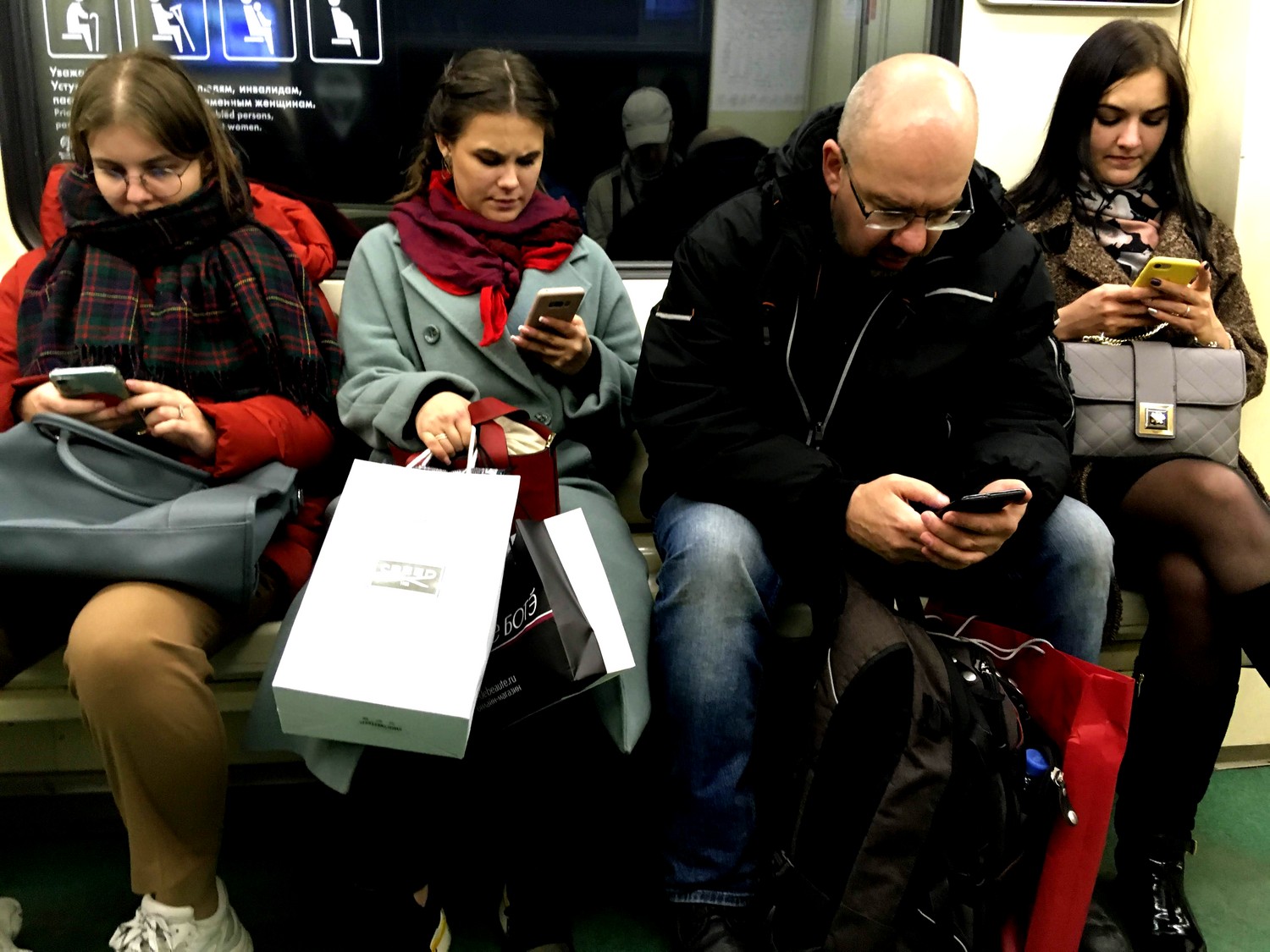 Москва - метро "самые читающие в мире на телефоне"