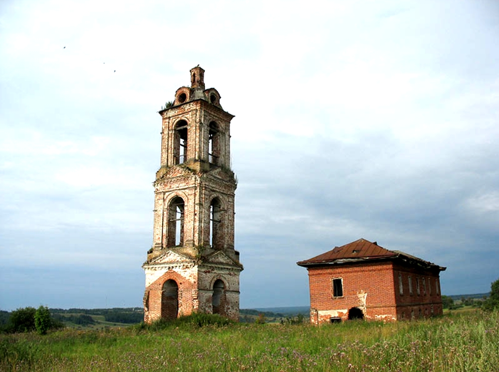 Колокольня Преображенской церкви и церковно-приходская школа в селе Хрипели