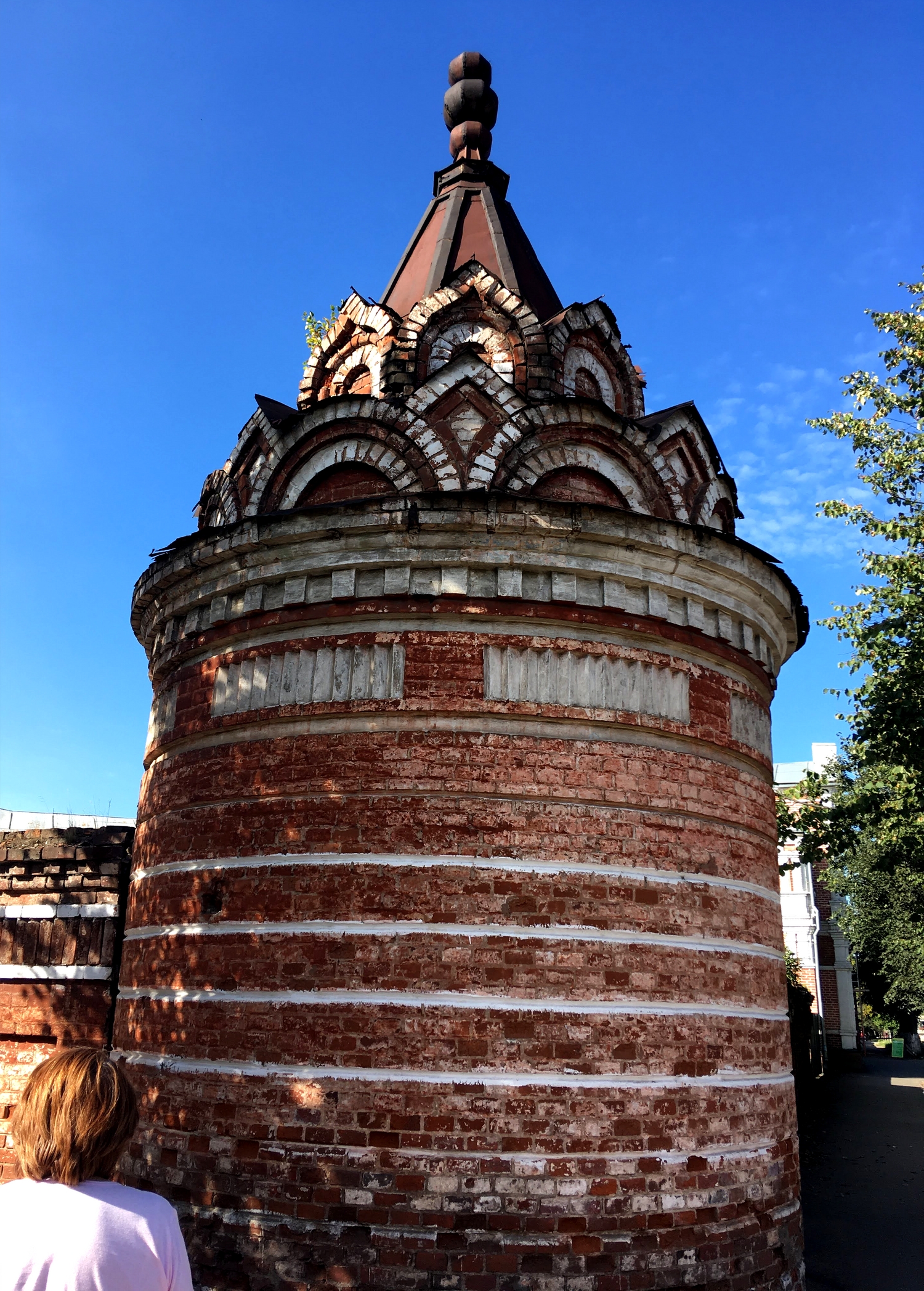 Башенка в псевдорусском стиле Христорождественского монастыря в Слободском