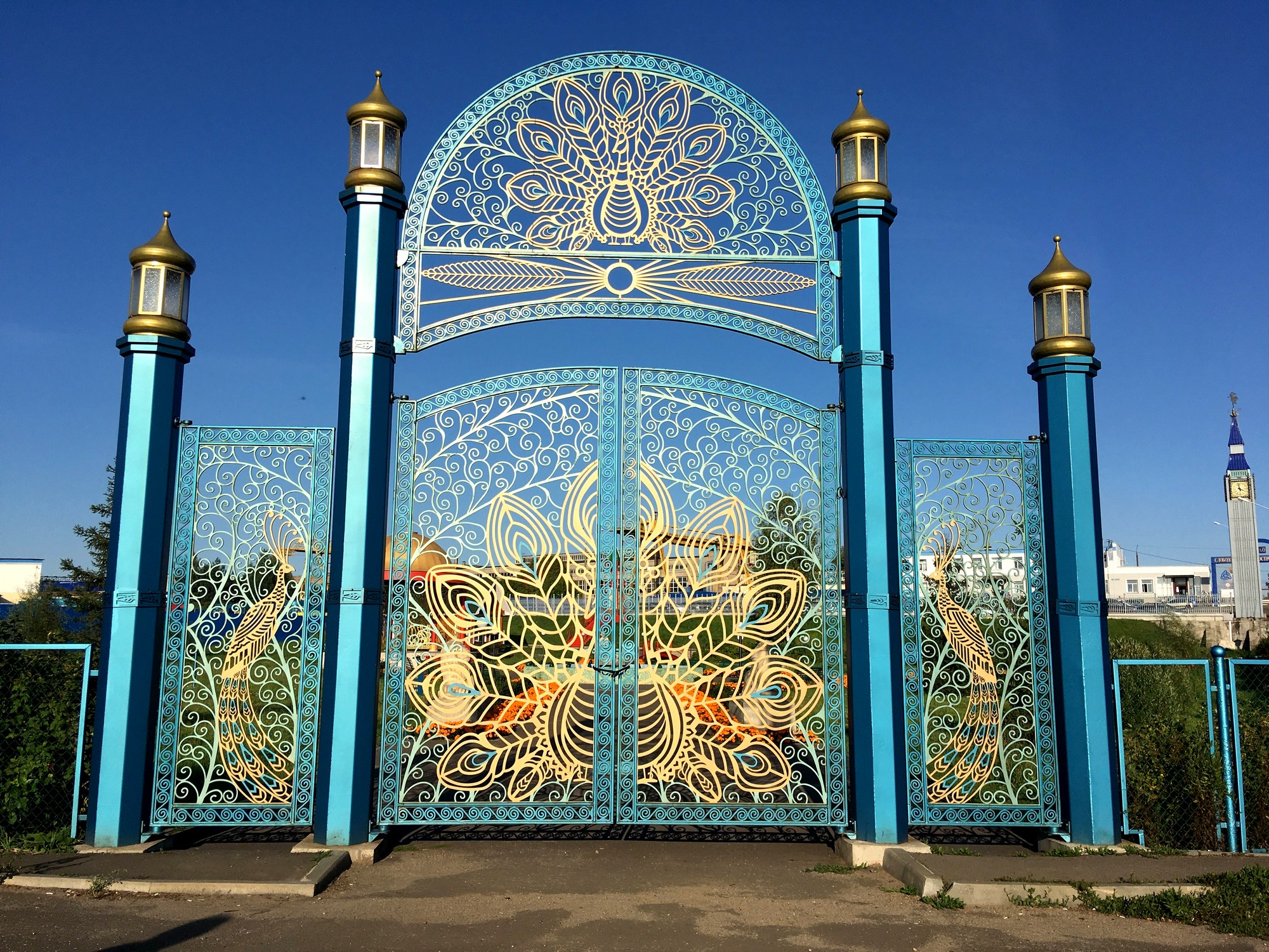 Литые ворота с восточными узорами в Слободском.