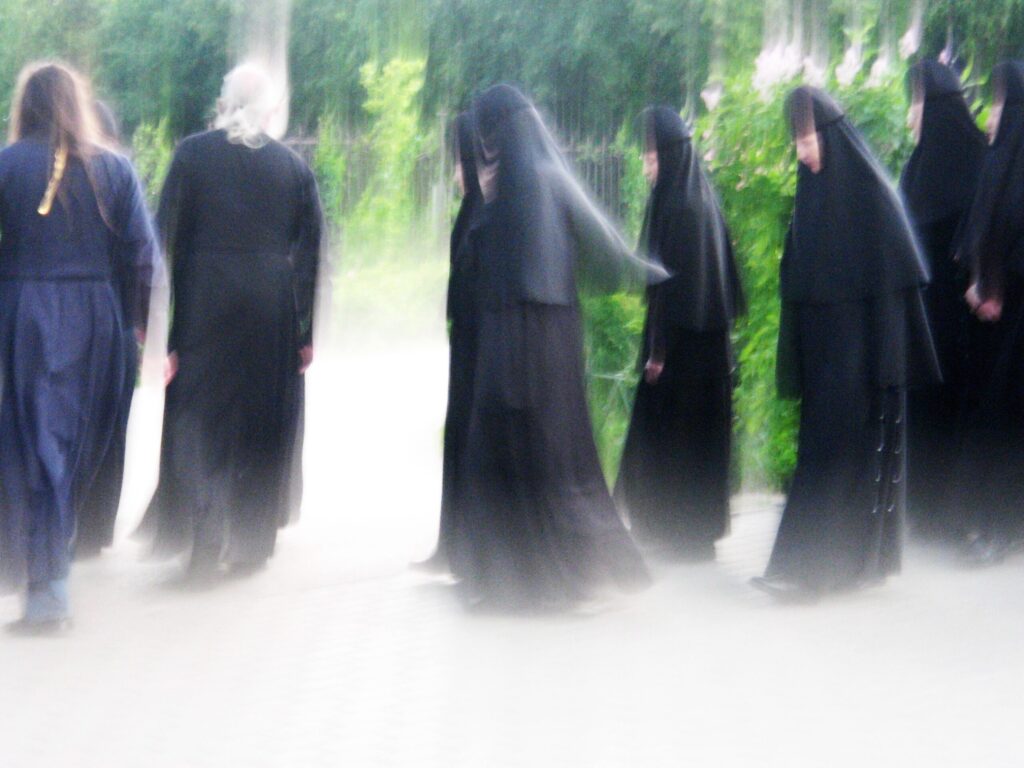 Крестный ход монахинь