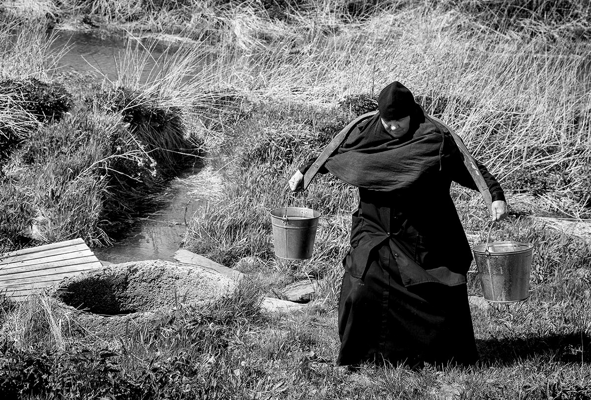 Быт монастыря. Монахиня Феодосия Булзи. Послушание в монастыре. Монахи трудятся. Монахи на огороде.