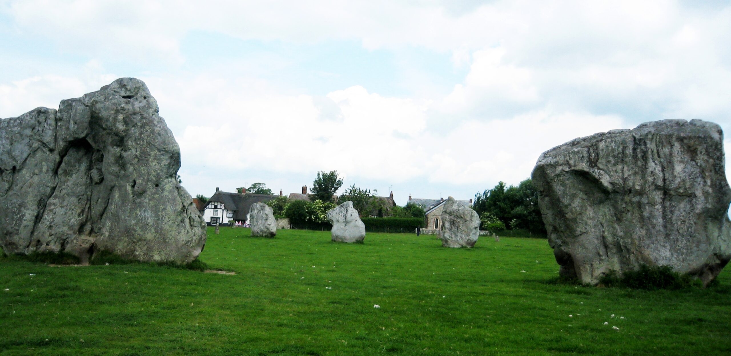 Avebury (Эйвбери) - каменные титаны высотой около 3 м.
